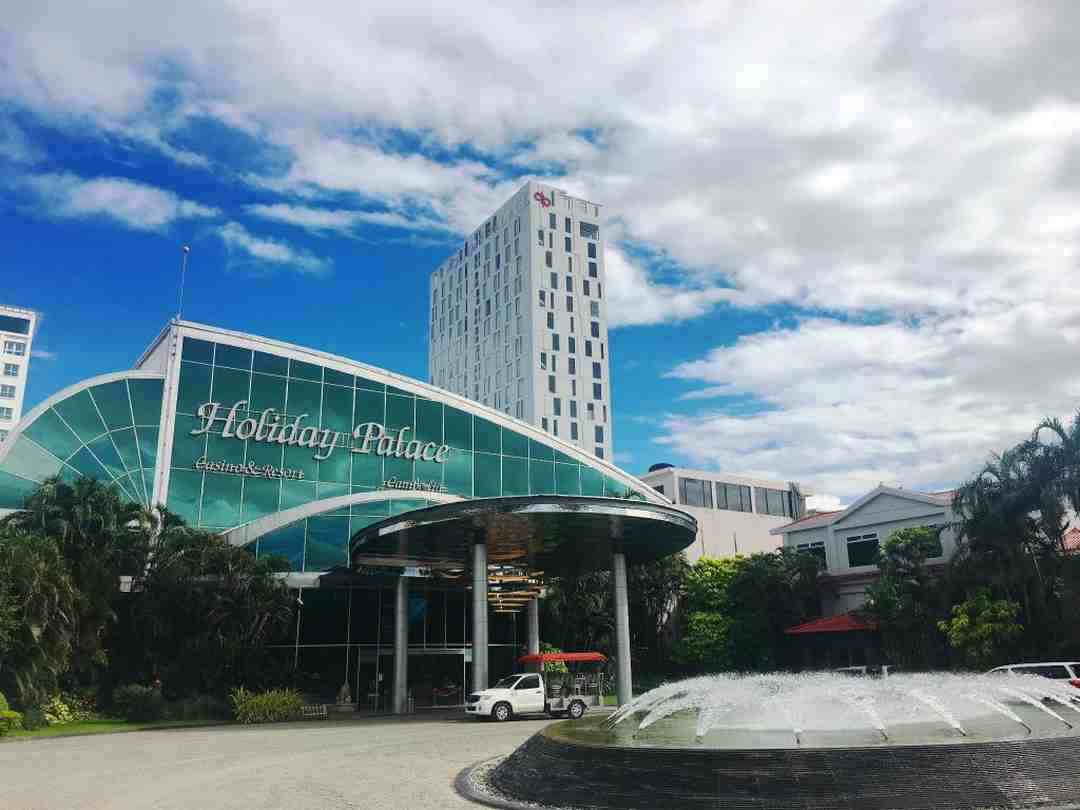 Khuôn viên sòng bạc Holiday Palace Hotel & Resort rộng rãi